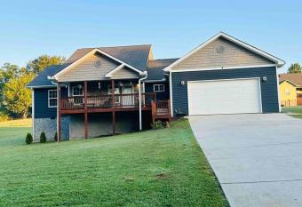 Makin' Memories has rooms with a private hot tub