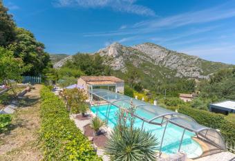 Lou Pin Dou Papet allows 18 year olds to book a room