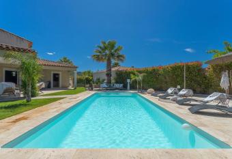 Fantastic 4 bedrooms villa with AC, swimming pool and parking - Dodo et Tartine has Balcony rooms