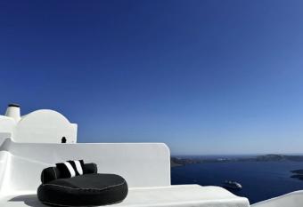 Exquisite Santorini Villa | Villa Kamelot | 3 Bedrooms | Spectacular Aegean Sea Views | Private Outdoor Hot Tub | Imerovigli has rooms with a private hot tub