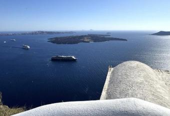 Premium Santorini Villa | Villa Campbell | 1 Bedroom | Spectacular Aegean Sea Views | Private Outdoor Hot Tub | Imerovigli has rooms with a private hot tub