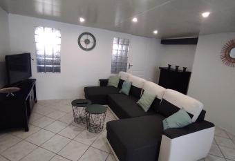 Maison avec jardin proche du Puy du fou has Balcony rooms