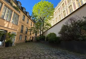    deux pas du Ch  teau de Versailles ! allows 18 year olds to book a room