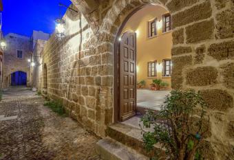 Spanish Knights Inn allows 18 year olds to book a room