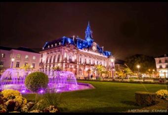 T3 centre-ville avec parking allows 18 year olds to book a room
