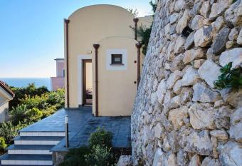 Villa Alba - Smeraldo allows 18 year olds to book a room