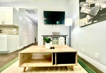 Spacious Convenient 2/2, Perfect for Groups in WPB has Balcony rooms