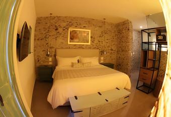 Carlo IV:   Sum  rgete en la Magia Medieval! allows 18 year olds to book a room