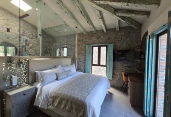 Carlo V:   Encanto Medieval! allows 18 year olds to book a room