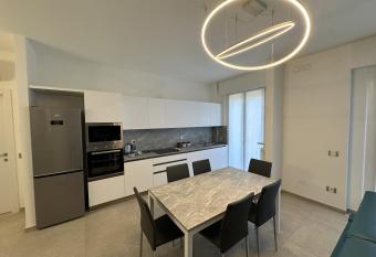 Appartamento Deluxe Fronte Ospedale allows 18 year olds to book a room