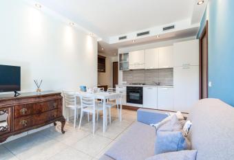 Stupendo Trilocale [Posto Auto Gratuito - WiFi & Netflix] allows 18 year olds to book a room