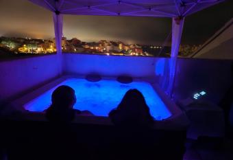 Nautica bulles jacuzzi privatif vue lac marin has rooms with a private hot tub
