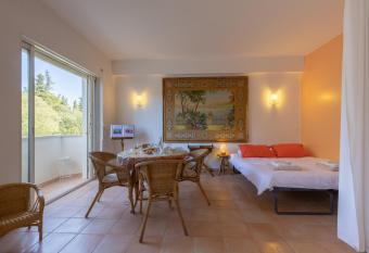 Grand studio    5 minutes    pied de la plage has Balcony rooms