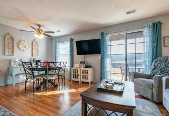 Couples Retreat - Jetted Tub - Near The Strip - FREE ACTIVITIES INCLUDED - FC12-3 has rooms with a private hot tub