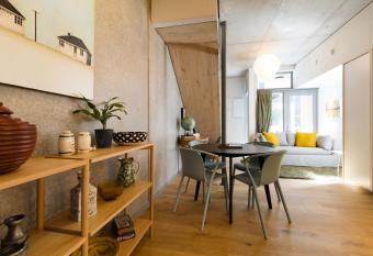 Central & Stylish Townhouse w Parking Option has Balcony rooms