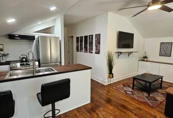 Cozy 2 Bedroom 2Bath Guest House allows 18 year olds to book a room