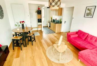 Appartement T3 vue sur mer allows 18 year olds to book a room