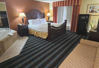 Express Inn & Suite has rooms with a private hot tub