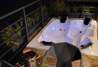 Chalet Pe  ol Jacuzzi has rooms with a private hot tub