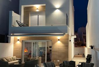 Moderne ny villa allows 18 year olds to book a room