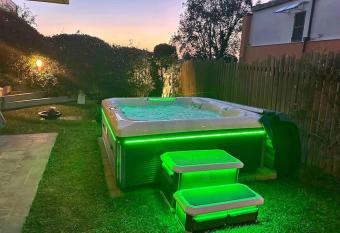 Villino in collina has rooms with a private hot tub