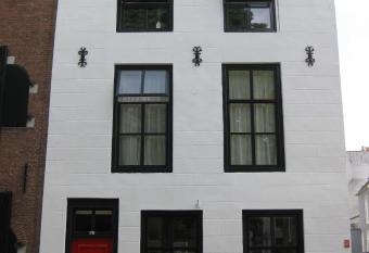 Bed and Breakfast de Kleyne Wereld allows 18 year olds to book a room