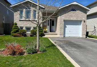 Spacious and Charming Bungalow Retreat (Close to Many Amenities) has Balcony rooms