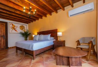 Five Queens Boutique Hotel has rooms with a private hot tub