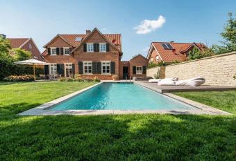 Villa N  he M  nster 4 Schlafzimmern 10 G  ste has rooms with a private hot tub