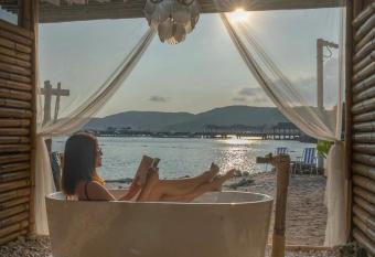 Bamboo Beachfront Koh Larn has Balcony rooms