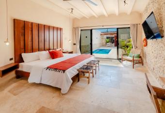 Casa mi Merida Centro, alberca, tina, cuarto king size, cuarto 2 camas dobles has rooms with a private hot tub