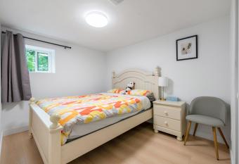 Cozy 2bedroom Retreat in Vancouver allows 18 year olds to book a room