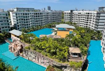 Laguna Beach 3 The Maldives allows 18 year olds to book a room