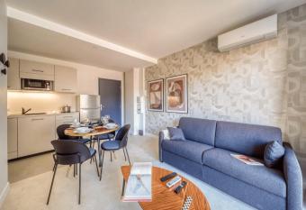 Le Joli Berthelot T2 Renovated & Air-conditioned Tram #GT has Balcony rooms