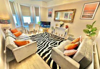 Stylish Apartment - Hot Tub Haven - Near to Beach - Outdoor Bath - Free Parking - Sleeps 4 has rooms with a private hot tub