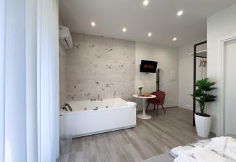 AlCivico3 Home & Suites has rooms with a private hot tub
