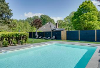 Forest Villa with shared pool & Eco Wellness has rooms with a private hot tub