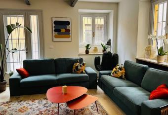 Townhouse, Terrasse, Whirlpool has rooms with a private hot tub