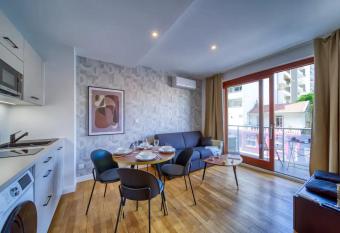 Le Beau Mallifaud T2 Renovated & Air-conditioned Tram #GQ has Balcony rooms