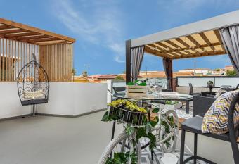 Mar Y Sol has Balcony rooms