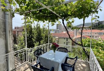 Sunset House Apartments & Rooms has Balcony rooms