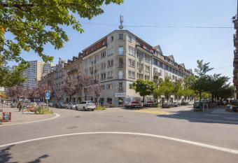 Downtown Deluxe Studio with Queen Bed BE-26 has Balcony rooms