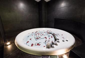 Adlige Hotel has rooms with a private hot tub