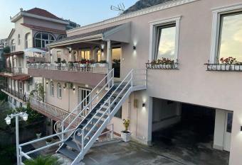 Alesio Guest House has Balcony rooms
