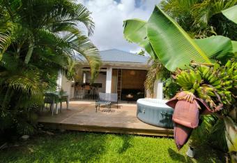 Au son des Grenouilles has rooms with a private hot tub