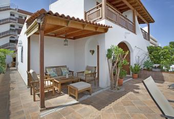 Casa Familiar San Diego has Smoking/Balcony rooms