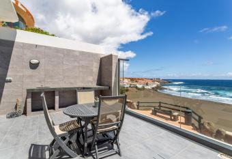 Casa Surf Playa Del Hombre has Smoking/Balcony rooms