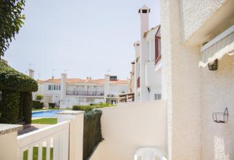 Chalet Santiago de la Ribera allows 18 year olds to book a room