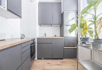 Top floor apartment, private free parking ,near metro allows 18 year olds to book a room