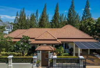 Sunny pool villa Rawai, close to amenities #v87 has rooms with a private hot tub